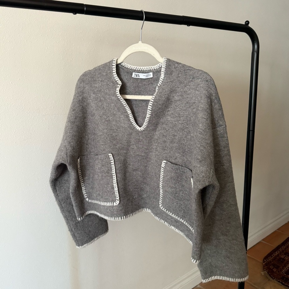Zara CONTRAST TOPSTITCHING CROP KNIT SWEATER